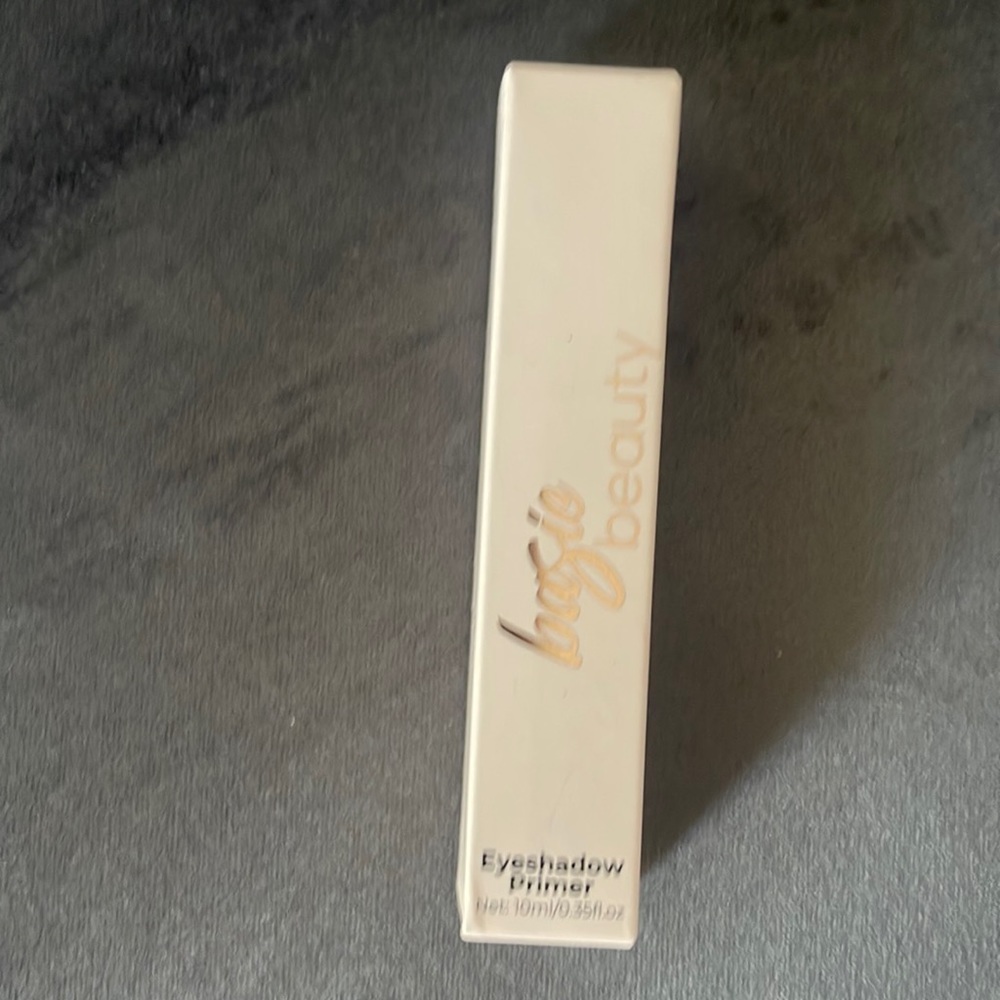 Basic beauty eyeshadow primer